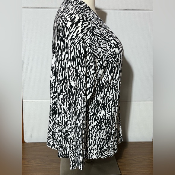 Liz Claiborne e 2X white & black tunic top 31” Length 25” p2p 21” sleeve 24-38 - Picture 5 of 8